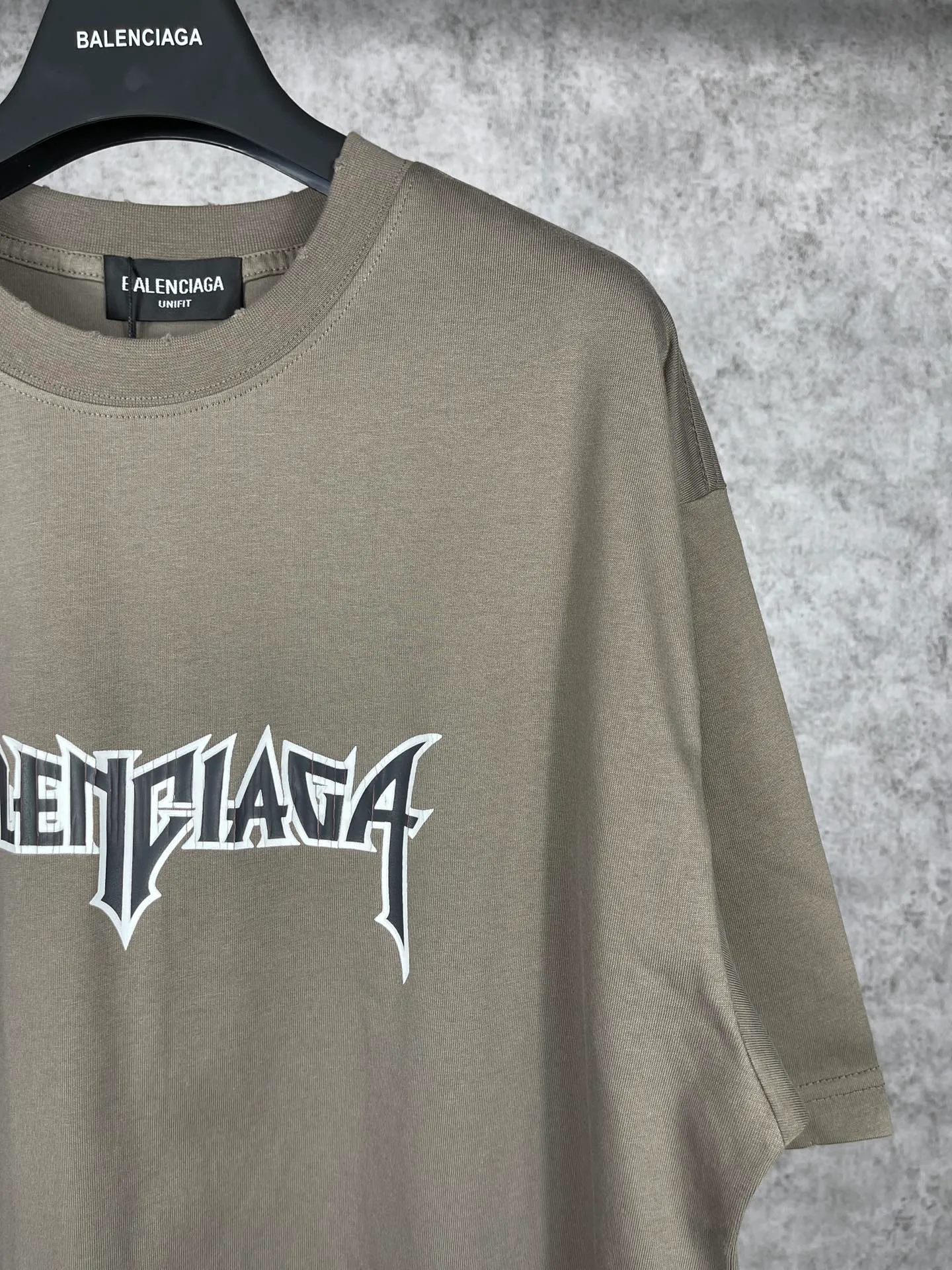 【 . Quality】 BALENCI*GA/ . T . . ZP . 260 ， . ， ，。 。Classic ， ， ， 。 ZP， ， 。 ， ， OS . Same Style ：BL 223011 ：Black. Gray. Size：XS S M L